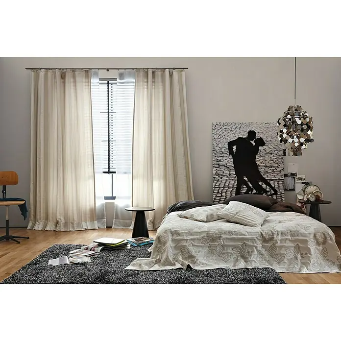 SCHÖNER WOHNEN-Farbe MyColour Wandfarbe - My Basalt, Matt, 5 l - Elegantes Schlafzimmer mit einem stilvollen Doppelbett, einer auffälligen Hängelampe und sanften Vorhängen für eine entspannte Atmosphäre.