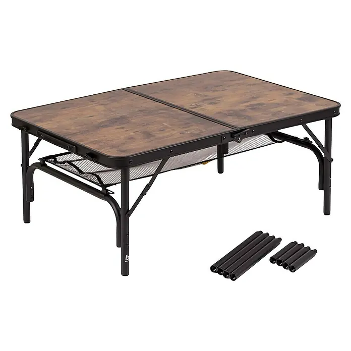 Bo-Camp Campingtisch Industrial - L x B x H: 90 x 60 x 81 cm, Aluminium/MDF, Schwarz/Braun - Das Bild zeigt einen zusammenklappbaren Campingtisch mit Holzoptik und einem schwarzen Metallgestell, ideal für Outdoor-Aktivitäten.