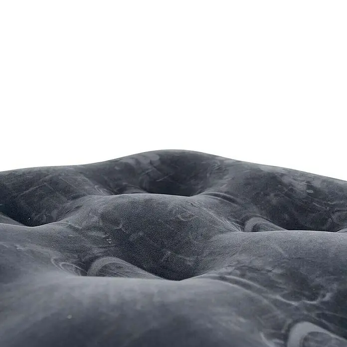 Bo-Camp Luftbett Air-XL - L x B x H: 200 x 70 x 23 cm, Grün/Schwarz - Nahaufnahme eines grauen, beflockten Luftbetts, das Komfort und Entspannung für den Innen- und Außenbereich verspricht.