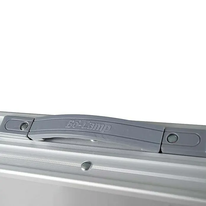 Bo-Camp Campingtisch Premium - L x B x H: 90 x 60 x 81 cm, Aluminium/MDF, Grau - Nahaufnahme eines Bo-Camp Campingtischs mit einem grauen Tragegriff, der mit dem Bo-Camp-Logo versehen ist, perfekt für den Transport.