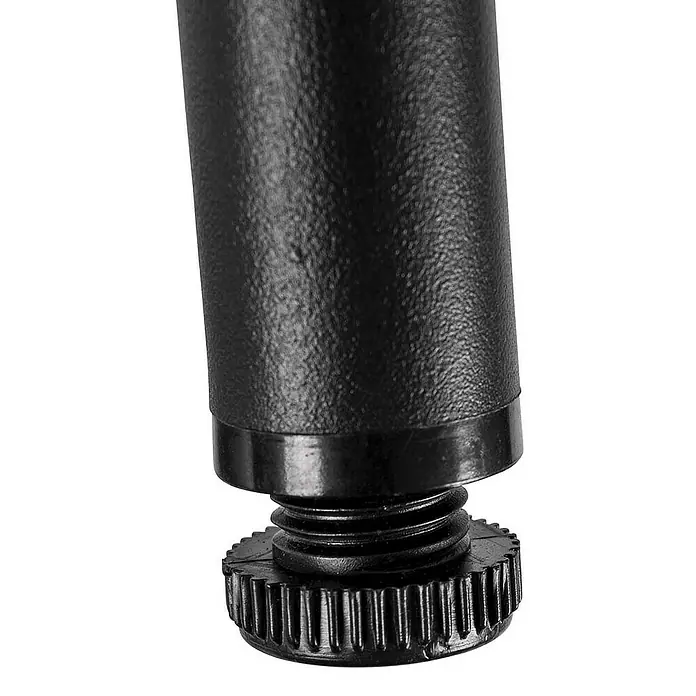 Bo-Camp Campingtisch Industrial - L x B x H: 90 x 60 x 81 cm, Aluminium/MDF, Schwarz/Braun - Nahaufnahme eines verstellbaren Möbelfußes aus schwarzem Metall mit Gewinde zur Höhenanpassung für Stabilität auf unebenen Flächen.