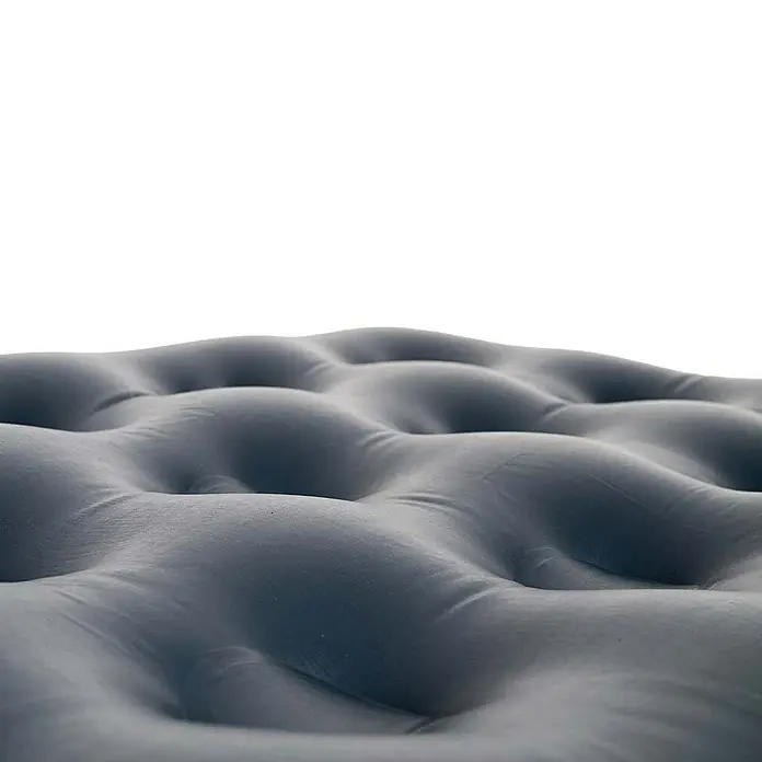 Bo-Camp Luftbett Air-XL - L x B x H: 200 x 70 x 23 cm, Grün/Schwarz - Nahaufnahme einer grauen, gesteppten Matratze. Die texturierte Oberfläche sorgt für Komfort und unterstützt den Schlaf.