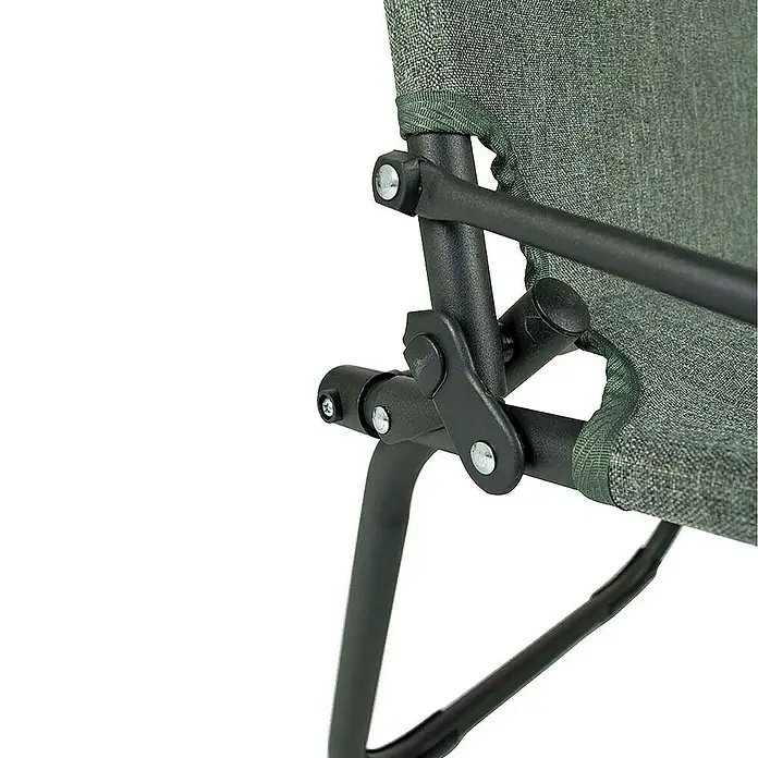Bo-Camp Campingstuhl Bushwick M - Aluminium, Bambus, Grün, B x T x H: 52 x 60 x 90 cm - Detailaufnahme eines Campingstuhls mit olivegrünem Stoffbezug und schwarzem Metallgestell, ideal für Outdoor-Aktivitäten.