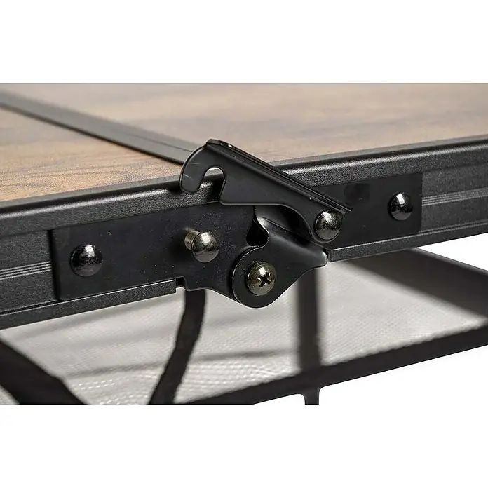 Bo-Camp Campingtisch Industrial - L x B x H: 90 x 60 x 81 cm, Aluminium/MDF, Schwarz/Braun - Nahaufnahme eines Klappmechanismus an einem Klapptisch mit Holzplatte und schwarzem Metallgestell.