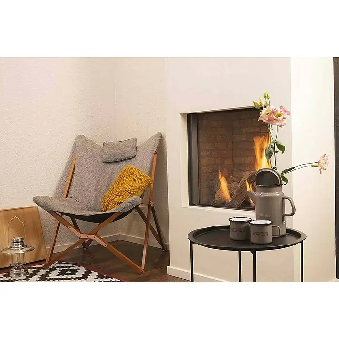 Bo-Camp Campingstuhl Bloomsbury - B x T x H: 75 x 87 x 96 cm, Grau/Braun, Holz/Polyestergewebe - Gemütliches Interieur mit Sessel, Kamin und Beistelltisch mit Kanne und Tassen, das eine warme und einladende Atmosphäre schafft.