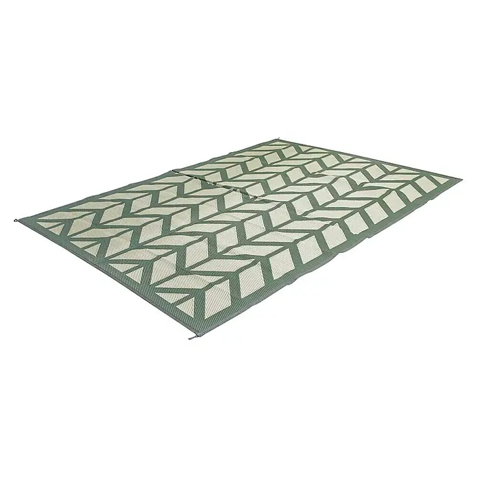 Bo-Camp Outdoor-Teppich Flaxton - Grün/Grau, 270 x 200 cm - Eine rechteckige, gemusterte Outdoor-Matte in Grün und Weiß mit einem geometrischen Pfeilmuster für den Außenbereich.