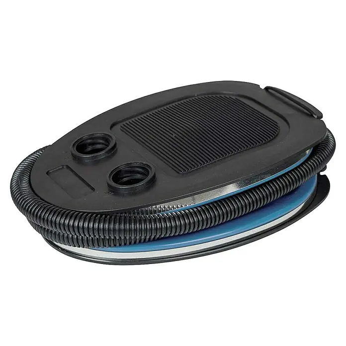 Bo-Camp Fußpumpe - Volumen: 5 l - Eine zusammengeklappte, schwarze Fußluftpumpe mit einem blauen Akzent. Ideal für schnelles Aufpumpen von Luftmatratzen.