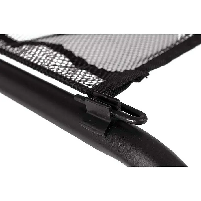 Bo-Camp Campingtisch Industrial - L x B x H: 120 x 60 x 70 cm, Aluminium/MDF, Schwarz/Braun - Nahaufnahme eines schwarzen Netzstoffes, der mit einem Metallclip an einem schwarzen Rahmen befestigt ist.