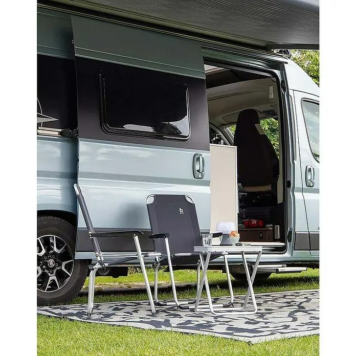 Bo-Camp Klapphocker mit Tablett - L x B x H: 40 x 40 x 48 cm, Grau, Aluminium, Polyester, MDF - Gemütlicher Campingplatz mit bequemen Stühlen und Tisch vor einem stilvollen Wohnmobil.