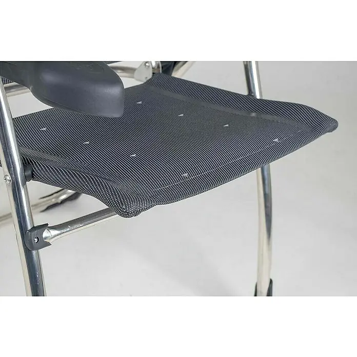 Crespo Campingstuhl - Aluminium, Textilene, Anthrazit, B x T x H: 64 x 64 x 115 cm - Nahaufnahme eines bequemen Stuhls mit grauem Bezug und silbernem Metallrahmen. Ideal zum Entspannen im Freien oder im Büro.