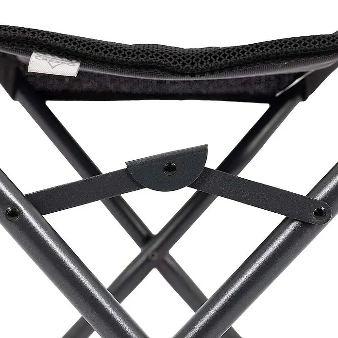 Crespo Fußhocker Air-Deluxe - B x T x H: 58 x 45 x 45 cm, Schwarz, Aluminium, Meshgewebe - Detailaufnahme eines schwarzen Campingstuhls, der zusammengeklappt ist, mit Fokus auf die Verbindungsstücke.