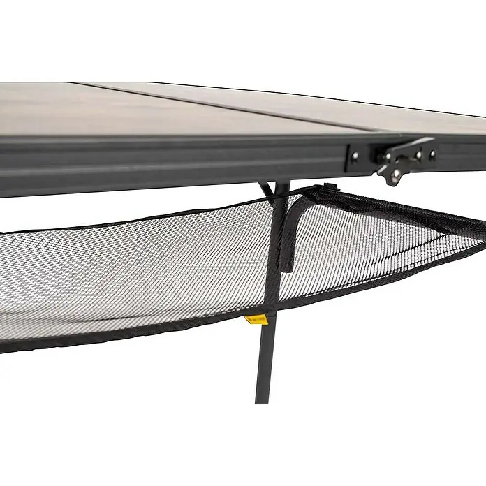 Bo-Camp Campingtisch Industrial - L x B x H: 120 x 60 x 70 cm, Aluminium/MDF, Schwarz/Braun - Detailansicht eines Campingtisches mit praktischem Netzkorb unter der Tischplatte für zusätzlichen Stauraum.