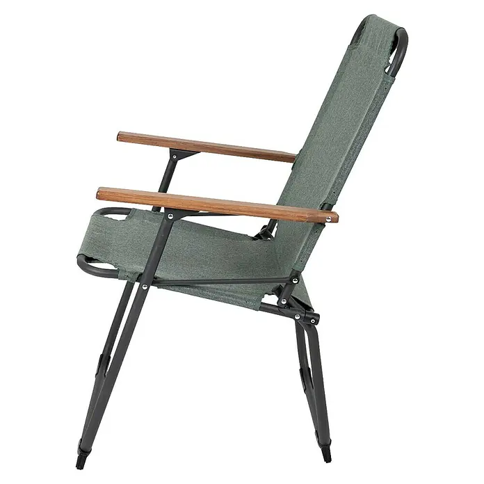 Bo-Camp Campingstuhl Bushwick M - Aluminium, Bambus, Grün, B x T x H: 52 x 60 x 90 cm - Abbildung eines grünen Klappstuhls mit Holzarmlehnen. Der Stuhl hat einen stabilen Rahmen und ist ideal für Outdoor-Aktivitäten geeignet.