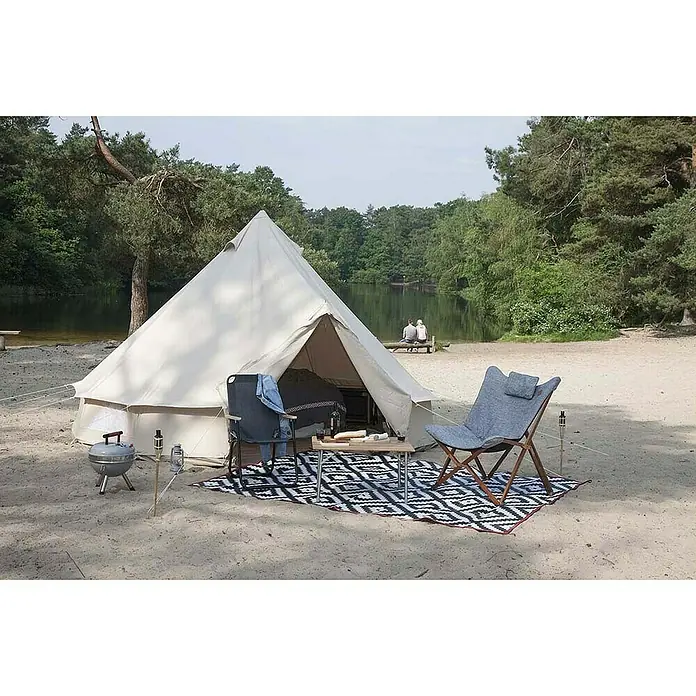 Bo-Camp Campingstuhl Bloomsbury - B x T x H: 75 x 87 x 96 cm, Grau/Braun, Holz/Polyestergewebe - Ein gemütliches Zelt-Setup mit zwei Stühlen und einem kleinen Tisch auf einem gemusterten Teppich, ideal für Outdoor-Entspannung.