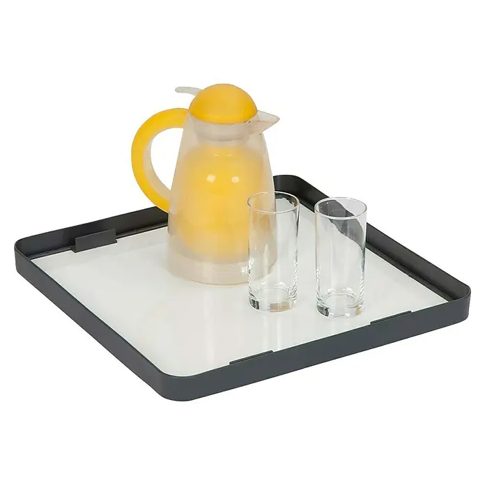 Crespo Tischplatte M/201 - L x B x H: 42 x 42 x 3,5 cm, Melamin/Aluminium - Ein Tablett mit einer gelben Saftkaraffe und zwei Gläsern, ideal für ein erfrischendes Frühstück oder eine stilvolle Getränkeservierung.