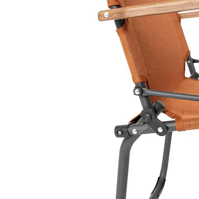 Bo-Camp Campingstuhl Bushwick M - Aluminium, Bambus, Orange, B x T x H: 52 x 60 x 90 cm - Detailaufnahme eines orangefarbenen Klappstuhls mit Holzarmlehnen, der Komfort und Portabilität für Outdoor-Aktivitäten bietet.