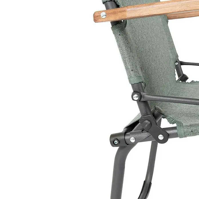 Bo-Camp Campingstuhl Bushwick M - Aluminium, Bambus, Grün, B x T x H: 52 x 60 x 90 cm - Detailaufnahme eines Campingstuhls mit grünem Stoffbezug und Holzarmlehnen, der Komfort und Stil für Outdoor-Abenteuer verspricht.
