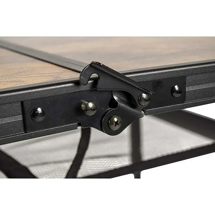 Bo-Camp Campingtisch Industrial - L x B x H: 120 x 60 x 70 cm, Aluminium/MDF, Schwarz/Braun - Nahaufnahme des Verriegelungsmechanismus eines Klapptisches aus Holz und Metall, der die Funktionalität des Designs hervorhebt.