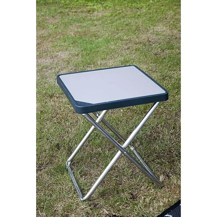 Crespo Tischplatte M/201 - L x B x H: 42 x 42 x 3,5 cm, Melamin/Aluminium - Kompakter Klapptisch mit grauem Bezug und silberfarbenem Gestell auf Rasen. Ideal für Camping und Outdoor-Aktivitäten.