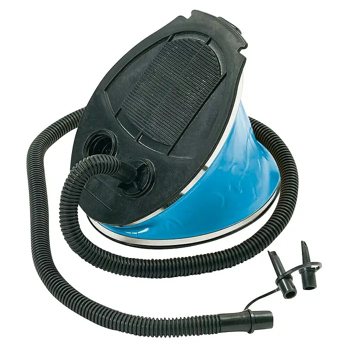 Bo-Camp Fußpumpe - Volumen: 5 l - Bild einer blauen Fußluftpumpe mit schwarzem Schlauch und Aufsatzstücken, ideal zum Aufpumpen von Schlauchbooten und Luftmatratzen.