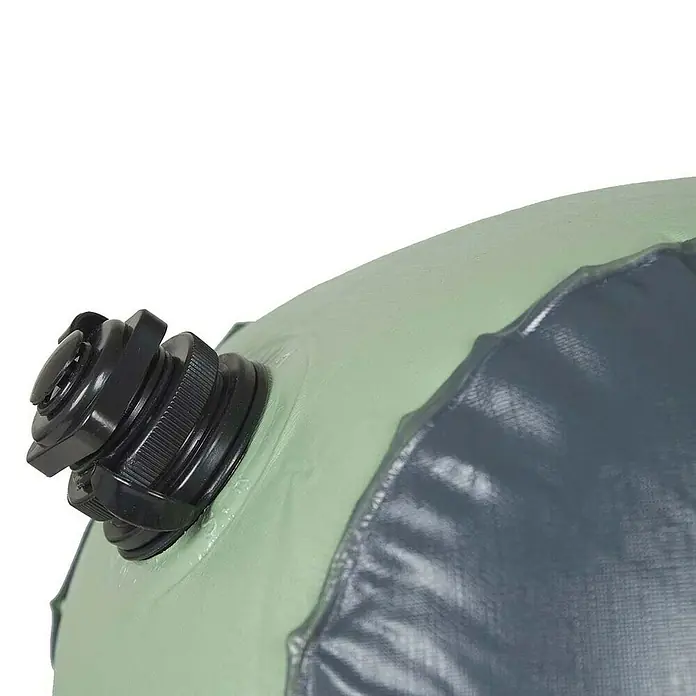 Bo-Camp Luftbett Air-XL - L x B x H: 200 x 70 x 23 cm, Grün/Schwarz - Detailaufnahme einer aufblasbaren Tasche mit einem schwarzen Ventil. Sie ist ideal für Outdoor-Aktivitäten und Reisen.