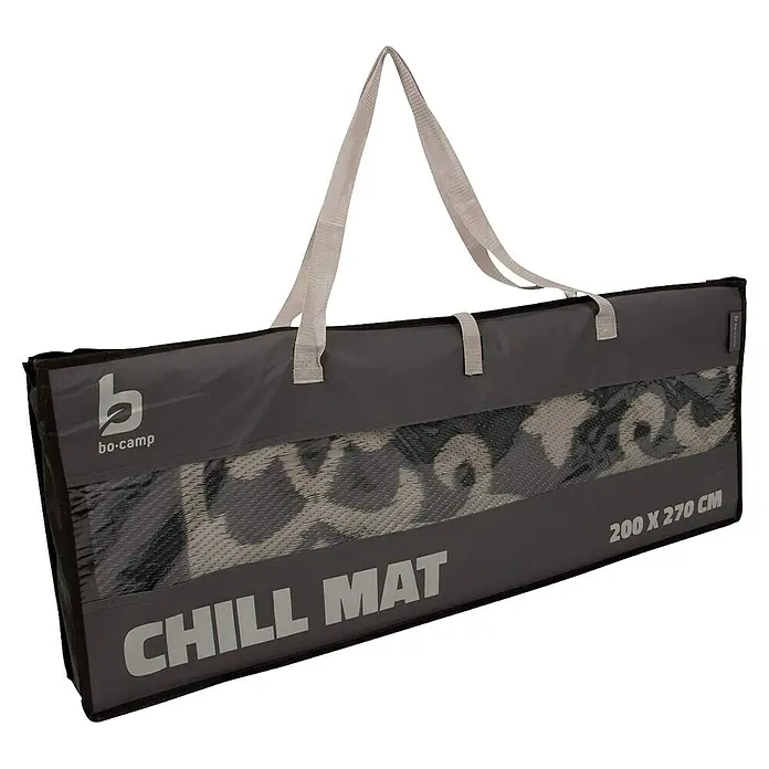 Bo-Camp Outdoor-Teppich Flaxton - Champagner, 270 x 200 cm - Das Bild zeigt eine verpackte Bo-Camp Chill Matte in Grau mit Tragegriffen, ideal für entspannte Outdoor-Momente. Die Matte ist 200 x 270 cm groß.