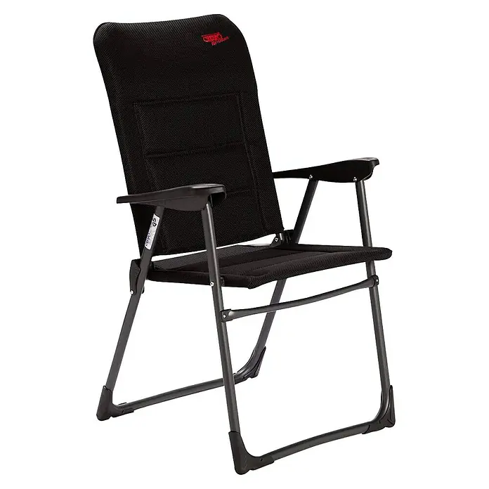 Crespo Campingstuhl Air Deluxe - B x T x H: 60 x 64 x 103 cm, Schwarz, Aluminium, Mesh - Eine Nahaufnahme eines schwarzen Campingstuhls mit Armlehnen und einem roten Logo auf der Rückenlehne. Bequemer und praktischer Outdoor-Sitzplatz.