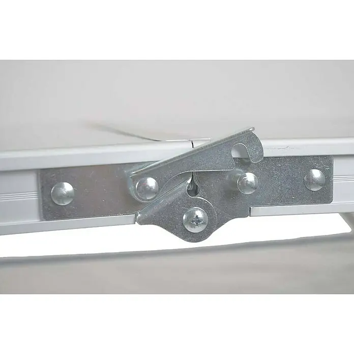 Bo-Camp Campingtisch Premium - L x B x H: 90 x 60 x 81 cm, Aluminium/MDF, Grau - Nahaufnahme eines Metallverriegelungsmechanismus an einem Klapptisch, der die Funktionalität und das Design hervorhebt.