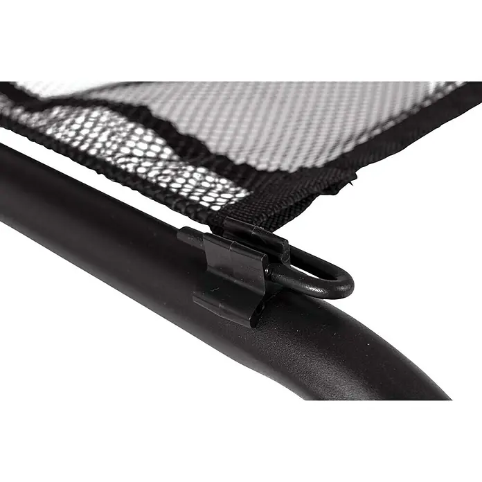 Bo-Camp Campingtisch Industrial - L x B x H: 90 x 60 x 81 cm, Aluminium/MDF, Schwarz/Braun - Nahaufnahme eines schwarzen Netzes, das mit einer Metallklammer an einem schwarzen Rahmen befestigt ist.