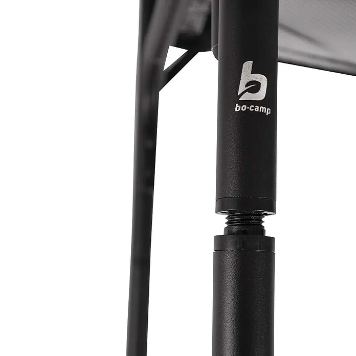 Bo-Camp Campingtisch Industrial - L x B x H: 90 x 60 x 81 cm, Aluminium/MDF, Schwarz/Braun - Nahaufnahme eines Bo-Camp-Produkts, möglicherweise ein Campingmöbelstück, das Stabilität und durchdachtes Design vereint.