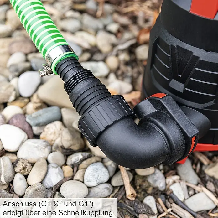 Scheppach Schmutzwasserpumpe DWP 400 - 400 W, Max. Fördermenge: 9.000 l/h, Eintauchtiefe: 7 m - Detailaufnahme einer Wasserpumpe mit Schlauchanschluss. Der Anschluss erfolgt über eine Schnellkupplung, ideal für Gartenbewässerung.