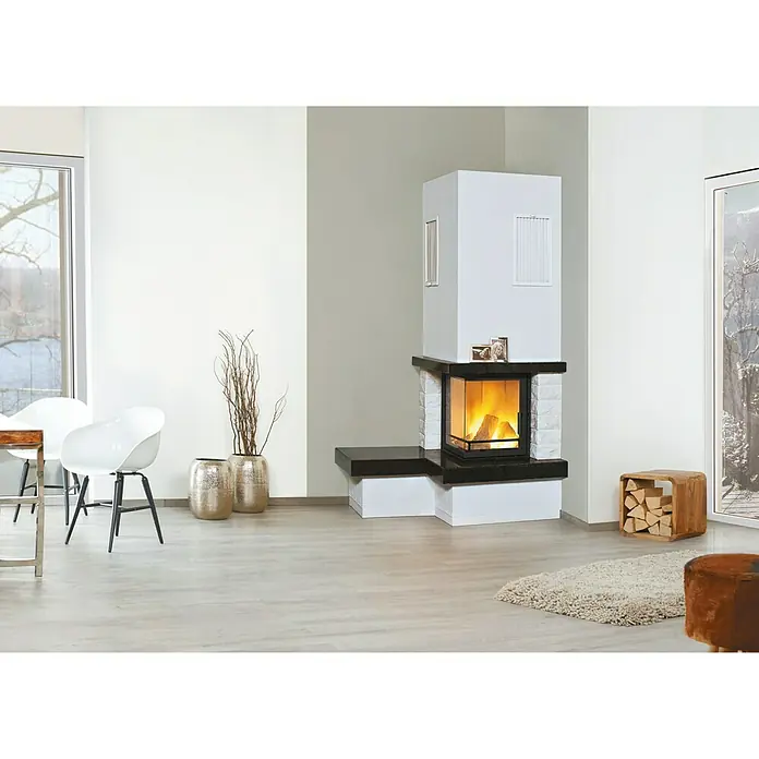 Hark Kaminbausatz Nebraska 2 - 5 kW, Raumheizvermögen: 138 m³, Bank links, Farbe Stein: Royal-Black - Ein moderner Kamin mit weißer Verkleidung und schwarzem Sims, der Wärme und Stil in den Raum bringt. Die Holzscheite brennen hell im Inneren.