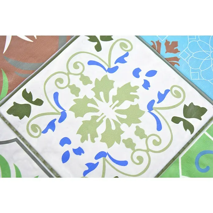 Mosaikfliese Crystal Retro XCM 8RMC99 - 30 x 30 cm, Multicolor, Matt - Nahaufnahme einer dekorativen, mehrfarbigen Keramikfliese mit einem floralen Muster in Grün und Blau auf weißem Grund.