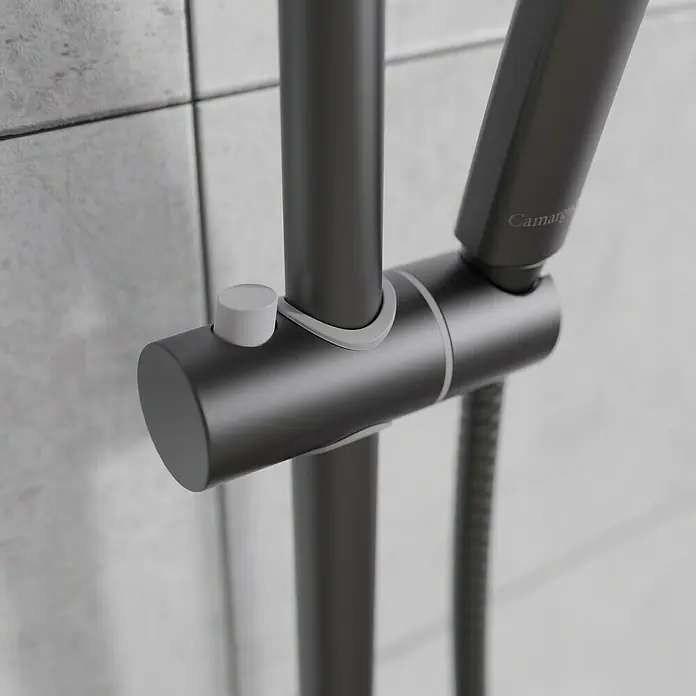 Camargue Brausegarnitur - Anzahl Strahlarten: 3 Stk., Schwarz - Nahaufnahme einer Camargue-Duschstange mit Handbrause und Einstellknopf, modernes Design für Badezimmer.