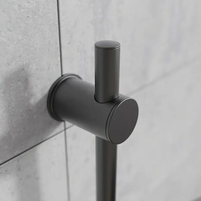 Camargue Brausegarnitur - Anzahl Strahlarten: 3 Stk., Schwarz - Nahaufnahme einer modernen, schwarzen Handtuchhalterung an einer gefliesten Wand.