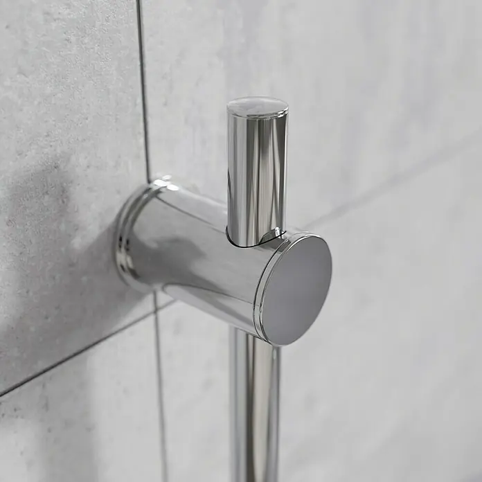 Camargue Brausegarnitur - Anzahl Strahlarten: 3 Stk., Chrom - Nahaufnahme eines glänzenden, verchromten Handtuchhalters an einer gefliesten Wand, der ein modernes und funktionales Badezimmeraccessoire darstellt.