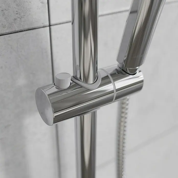 Camargue Brausegarnitur - Anzahl Strahlarten: 3 Stk., Chrom - Detailaufnahme einer glänzenden Duschstange aus Chrom mit verstellbarem Halter und weißem Knopf vor hellem Fliesenhintergrund.