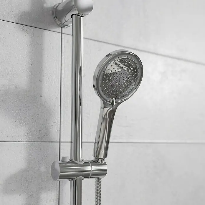 Camargue Brausegarnitur - Anzahl Strahlarten: 3 Stk., Chrom - Bild einer glänzenden Handbrause mit Halterung an einer gefliesten Wand. Die Brause ist modern und elegant gestaltet.