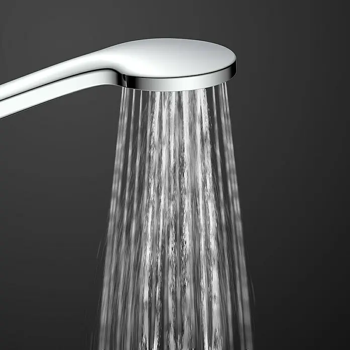 Camargue Set de ducha - Número de funciones: 3 ud., Negro, Brillante - Un elegante cabezal de ducha cromado con agua cayendo, sobre un fondo oscuro.