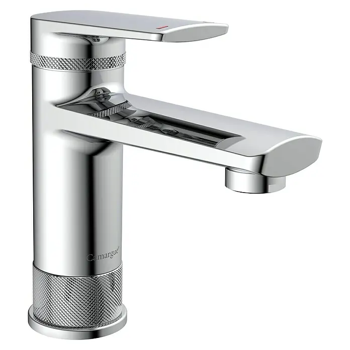 Camargue Waschtischarmatur - Ausladung Armatur: 155 mm, Chrom, Glänzend - Nahaufnahme einer glänzenden, verchromten Armatur mit gerändelten Akzenten und einem roten Farbtupfer, die modernes Design und Funktionalität vereint.