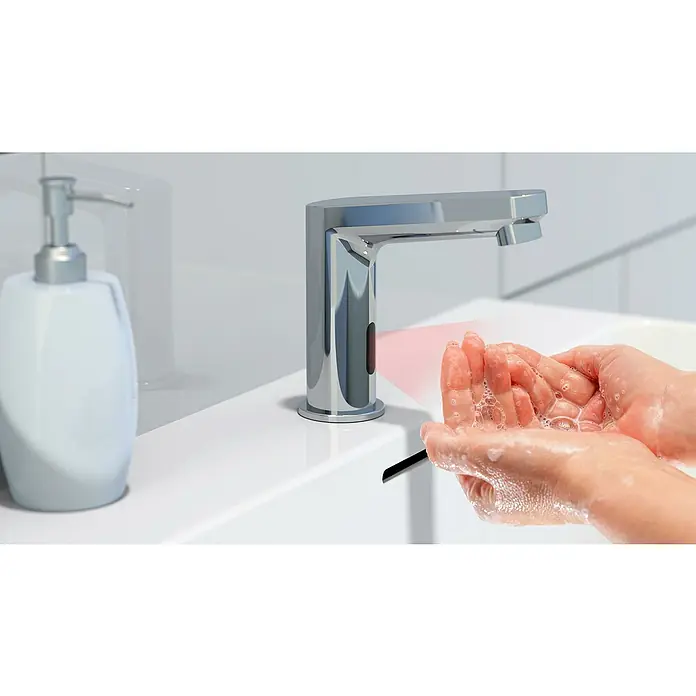 Camargue Waschtischarmatur - Chrom - Händewaschen mit einem Sensorhahn und Seifenspender in einem modernen Badezimmer, ideal für Hygiene und Komfort.