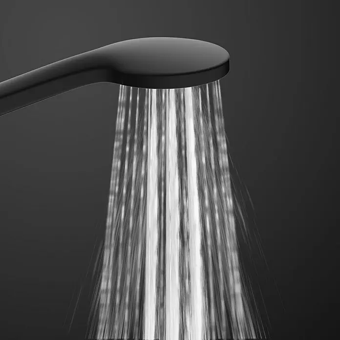 Camargue Teleducha Java - Número de funciones: 3 ud., Negro - Primer plano de un moderno cabezal de ducha negro mate con agua que cae en cascada sobre un fondo oscuro.