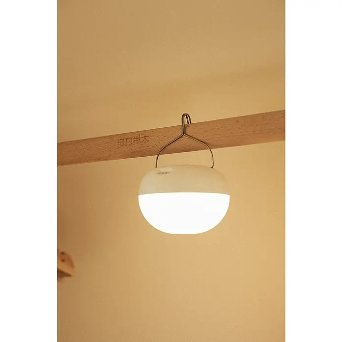 New Garden LED-Poolbeleuchtung Coco Floating Blulb - Durchmesser: 11 cm, Weiß, LED - Hängelampe mit runder Form und warmweißem Licht, aufgehängt an einem Holzstab. Ideal für gemütliche Abende.