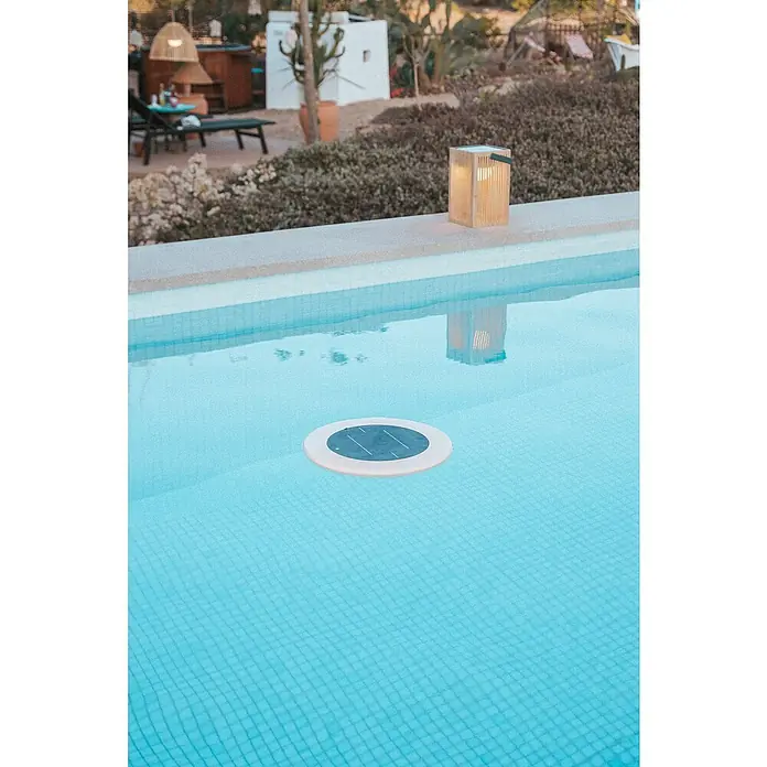 New Garden LED-Poolbeleuchtung Papaya - Durchmesser: 29 cm, Weiß - Nahaufnahme eines schwimmenden Solarreinigers im Pool, der Effizienz und Sauberkeit mit einem stilvollen Design vereint.