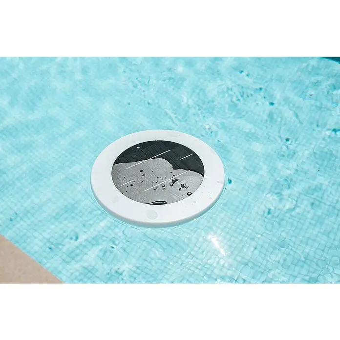 New Garden LED-Poolbeleuchtung Papaya - Durchmesser: 29 cm, Weiß - Solarbetriebener Poolreiniger schwimmt im Wasser. Das Gerät hat eine runde Form mit einem weißen Rahmen und einer schwarzen Solarfläche.