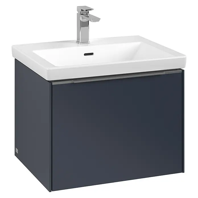 Villeroy & Boch Subway 3.0 Waschbeckenunterschrank - Marine Blue, Anzahl Schubladen: 1 Stk., Farbe Griff: Aluminium glänzend, B x T x H: 57,2 x 47,8 x 42,9 cm - Bild eines Waschtischunterschranks in Dunkelblau mit einem modernen Waschbecken und Armatur. Stilvolles Design für jedes Badezimmer.
