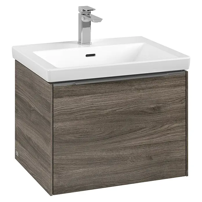 Villeroy & Boch Subway 3.0 Waschbeckenunterschrank - Stone Oak, Anzahl Schubladen: 1 Stk., Farbe Griff: Aluminium glänzend, B x T x H: 57,2 x 47,8 x 42,9 cm - Ein moderner Waschtisch mit einem Unterschrank in Holzoptik und einem eckigen, weißen Waschbecken mit Armatur.