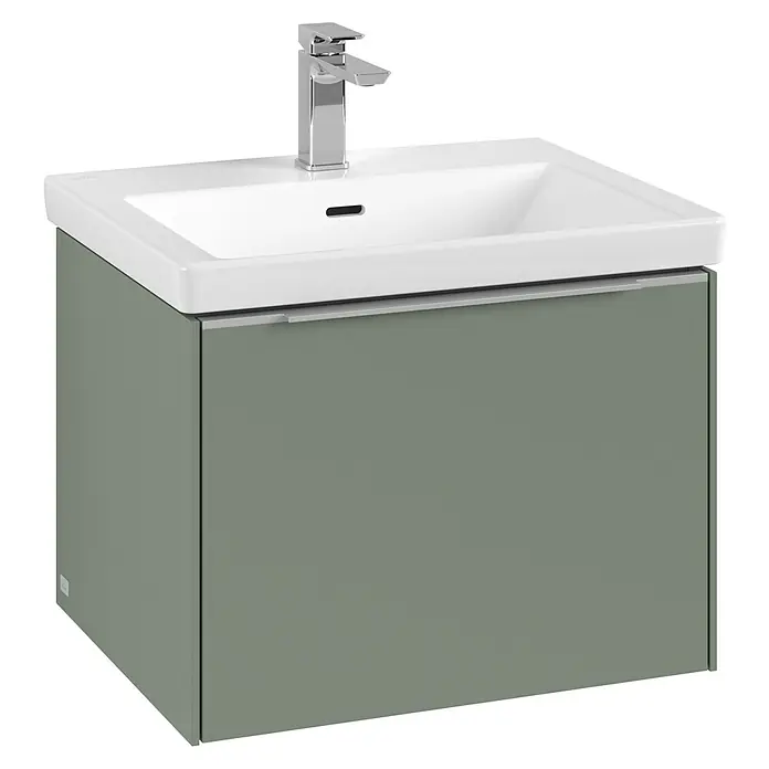 Villeroy & Boch Subway 3.0 Waschbeckenunterschrank - Soft Green, Anzahl Schubladen: 1 Stk., Farbe Griff: Aluminium glänzend, B x T x H: 57,2 x 47,8 x 42,9 cm - Das Bild zeigt einen modernen Waschtisch mit einem weißen Waschbecken und einem grünen Unterschrank, ergänzt durch eine Chromarmatur.