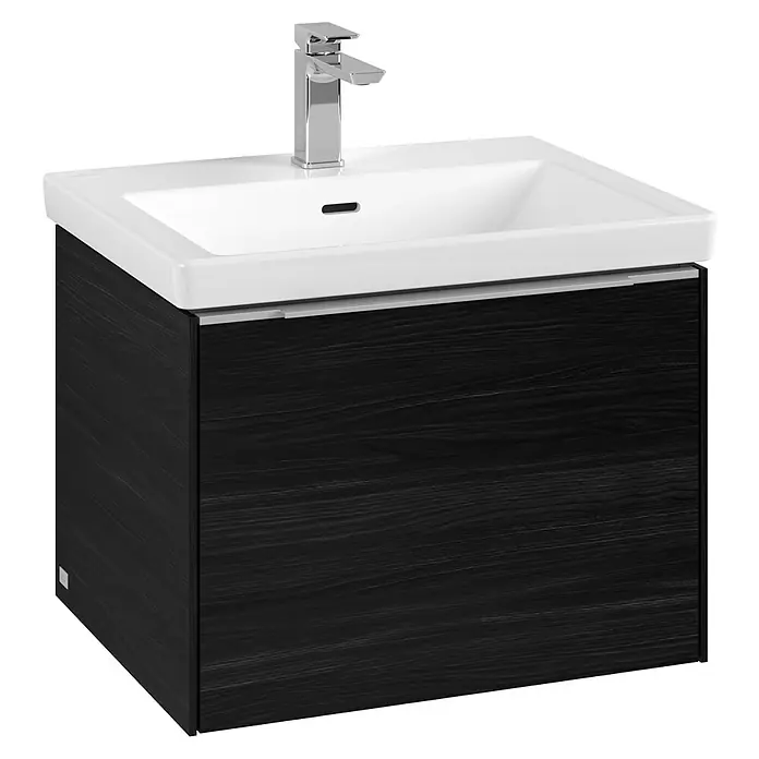 Villeroy & Boch Subway 3.0 Waschbeckenunterschrank - Black Oak, Anzahl Schubladen: 1 Stk., Farbe Griff: Aluminium glänzend, B x T x H: 57,2 x 47,8 x 42,9 cm - Ein Waschbeckenunterschrank in dunklem Holzdesign mit einem modernen, verchromten Wasserhahn und einem Becken aus weißer Keramik.