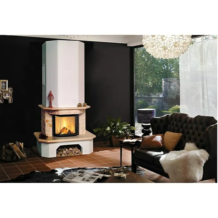 Hark Kaminbausatz Aspen - 8 kW, Raumheizvermögen: 220 m³, Farbe Stein: Classico-Beige - Ein Kamin mit Feuerstelle, umgeben von dunklen Möbeln und einem Teppich. Der Kamin ist hell und steht im Kontrast zur dunklen Wand.